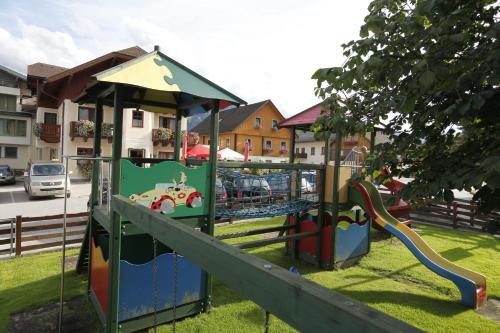 einen Spielplatz mit Rutsche in einem Park in der Unterkunft Dorf Café in Haus im Ennstal