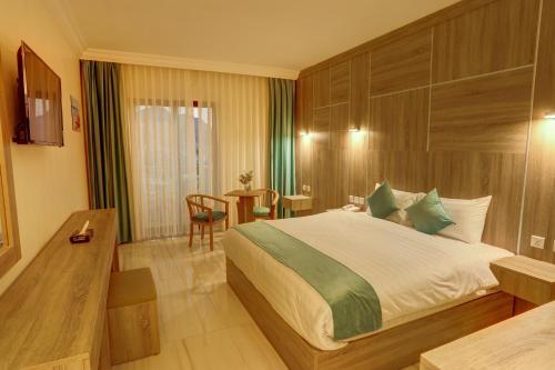 una camera d'albergo con letto e tavolo di Turquoise Hotel ad Aqaba