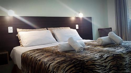 En eller flere senge i et værelse på Hotel La Gran Manzana