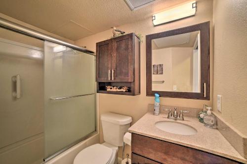 Ένα μπάνιο στο Resort-Style Condo with Balcony on North Beach!