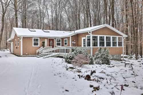 Pet-Friendly Poconos Cabin with Deck and Fire Pit! – Photos 2