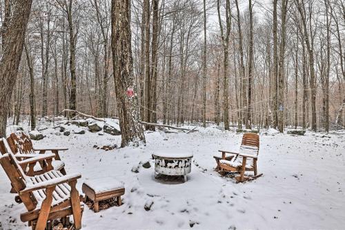 Pet-Friendly Poconos Cabin with Deck and Fire Pit! – Photos 3