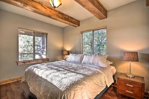 Кровать или кровати в номере Lovely Garfield Cabin with Direct Beaver Lake Access