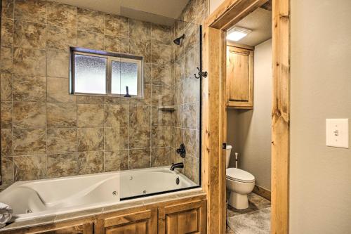 Ванная комната в Lovely Garfield Cabin with Direct Beaver Lake Access