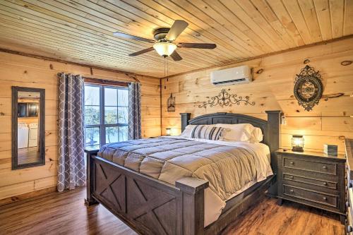 Ένα ή περισσότερα κρεβάτια σε δωμάτιο στο Lakefront Cabin with Deck, Fire Pit in Trenton!