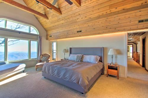Кровать или кровати в номере Wintergreen Resort Villa Less Than 2 Mi to Ski Slopes
