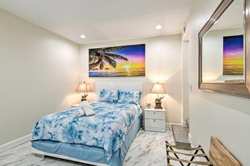 um quarto com uma cama e um quadro na parede em Modern Studio with Fire Pit - 1 Block to Beach! em Deerfield Beach