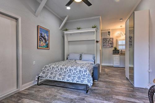 ein Schlafzimmer mit einem Bett in einem Zimmer in der Unterkunft Cozy Jacksonville Studio - 10 Miles to Downtown! in Jacksonville