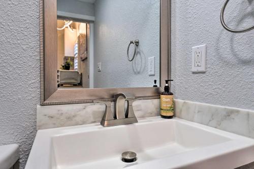 Ένα μπάνιο στο Cozy Jacksonville Studio - 10 Miles to Downtown!