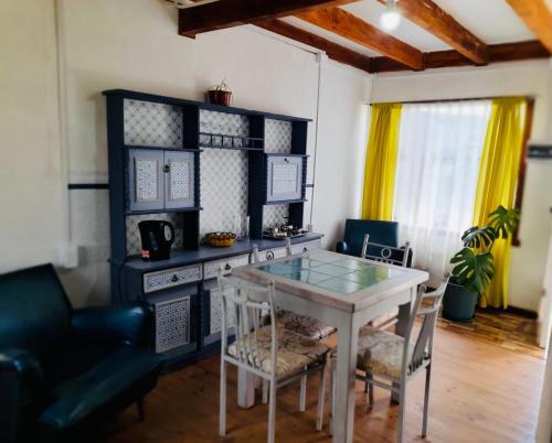 un soggiorno con un tavolo e una sala da pranzo di Cabaña Vista Queule a Queule