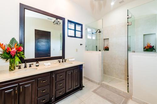 a bathroom with a sink and a shower at Villa Estrella del Mar in Tamarindo