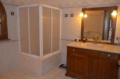ヴァダにあるLa Valle dei Peschiのバスルーム(洗面台、鏡付)
