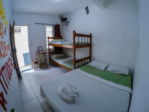 カボ・フリオにあるArte & Hostelのベッドルーム1室(二段ベッド2組付)