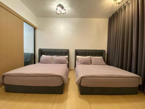 เตียงในห้องที่ DSara Sungai Buloh Sentral MRT Studio Home with Two Free Parking