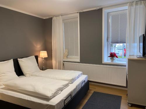 a small bedroom with a bed and a window at Altstadt Fereienwohnung Hameln in Hameln