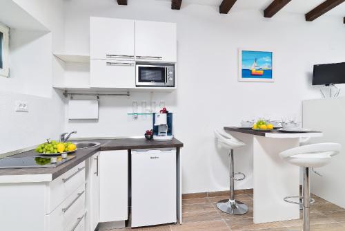 Η κουζίνα ή μικρή κουζίνα στο Apartments and Rooms Kampanel