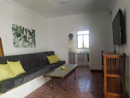 Et sittehjørne på 2 bedrooms house with shared pool and furnished terrace at Estepa