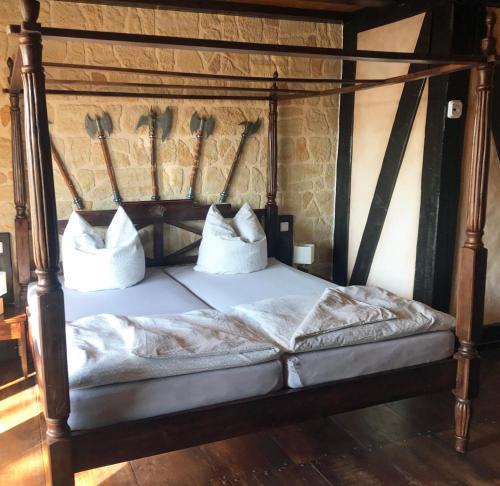 Una cama con dos almohadas encima. en Ferienwohnung WACHSTUBE mit 3 Schlafräumen im Rittergut Leppersdorf en Wachau
