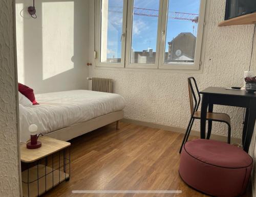 Ένα ή περισσότερα κρεβάτια σε δωμάτιο στο Hôtel Le Thurot- Dijon Centre Gare