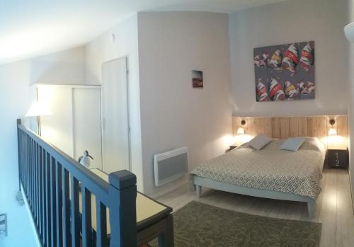 une petite chambre avec un lit et un escalier dans l'établissement Appartement 88 les Gouverneurs, à Saint-Martin-de-Ré