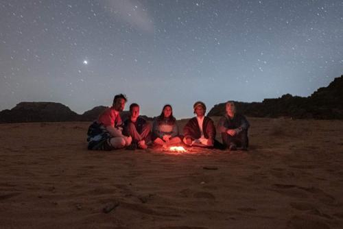 Επισκέπτες που μένουν στο Wadi rum secrets camp
