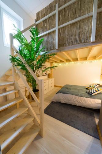 une chambre avec un lit superposé et un escalier dans l'établissement AppartUnique - Chez Helder, à Vichy