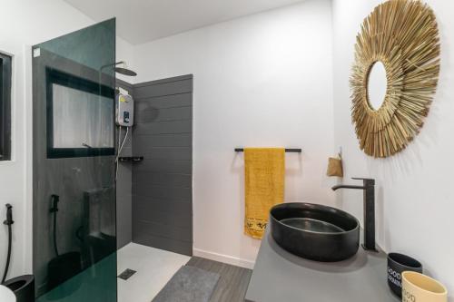 恰洛克拉姆的住宿－Suan Residence - Exotic and Contemporary Bungalows with Private Pool，一间带水槽和镜子的浴室