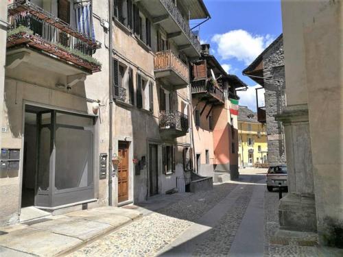 une rue vide dans une ville avec un bâtiment dans l'établissement Il vicolo By Turistica, à Domodossola