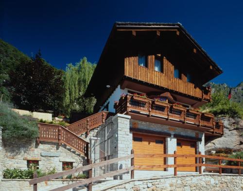 a house with a balcony and a staircase at Masoun dou Caro in Pont-Saint-Martin