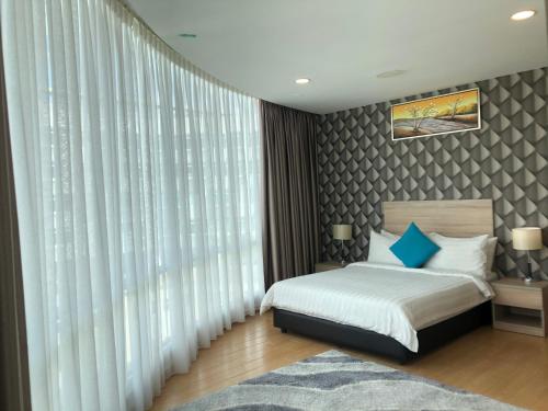 班吉D Gateway Perdana Hotel Bangi的一间带床和大窗户的卧室