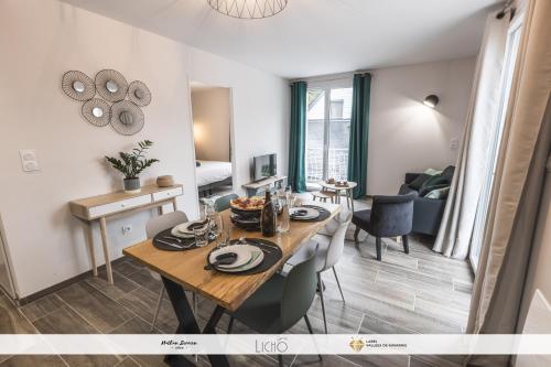 een eetkamer en een woonkamer met een tafel en stoelen bij La parenthèse du Tourmalet -draps inclus, local ski avec sèche chaussures in Luz-Saint-Sauveur