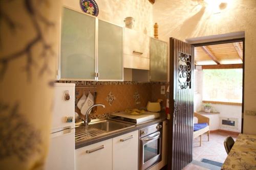 米拉佐的住宿－LA CASA DI MARTA，厨房配有水槽和冰箱