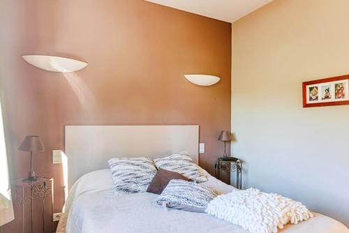 Postel nebo postele na pokoji v ubytování Maison de 2 chambres avec terrasse amenagee et wifi a Monlaur Bernet