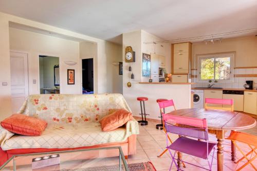 un salon avec un canapé et une table dans l'établissement Maison au charme champêtre - Monlaur-Bernet, à Monlaur-Bernet