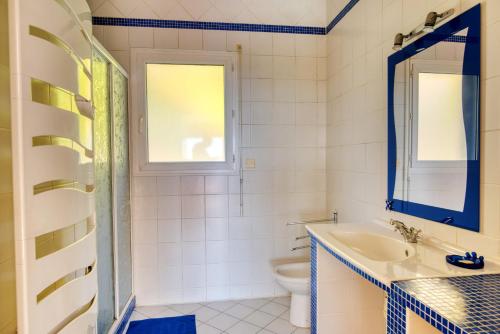 Koupelna v ubytování Maison de 2 chambres avec terrasse amenagee et wifi a Monlaur Bernet
