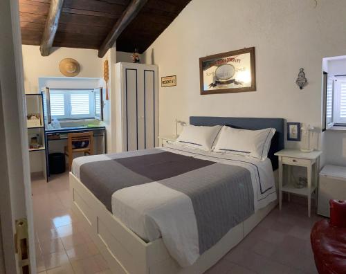 1 dormitorio con 1 cama grande y lavamanos en B&B Le Tre Casette, en Maratea