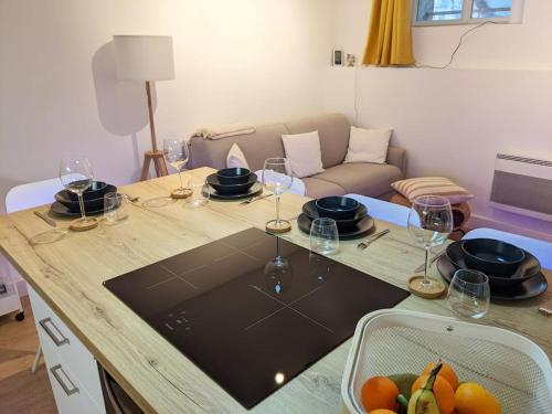 - une table en bois avec des verres à vin dans l'établissement Séjour cocooning pour se ressourcer à la montagne., à Aulus-les-Bains
