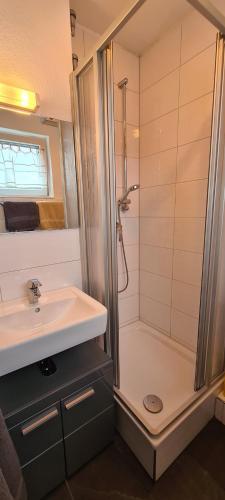 een badkamer met een douche en een wastafel bij Aaron IV inkl Bettwäsche Handtücher Endreinigung in Hahnenklee-Bockswiese