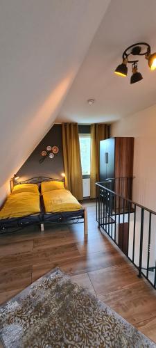 een slaapkamer met een bed met gele lakens erop bij Aaron IV inkl Bettwäsche Handtücher Endreinigung in Hahnenklee-Bockswiese