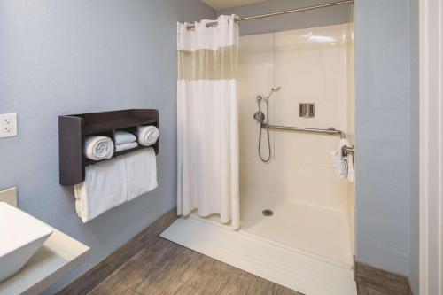 Phòng tắm tại La Quinta by Wyndham San Jose Airport