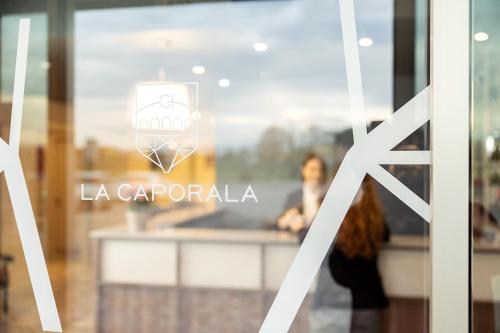 Un certificado, premio, letrero u otro documento en Hotel La Caporala