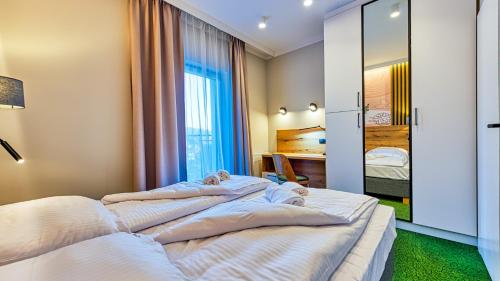 a bedroom with two beds and a mirror at Apartamenty VIP Centrum - Wczasowa 17 by Royal Aparts in Świeradów-Zdrój