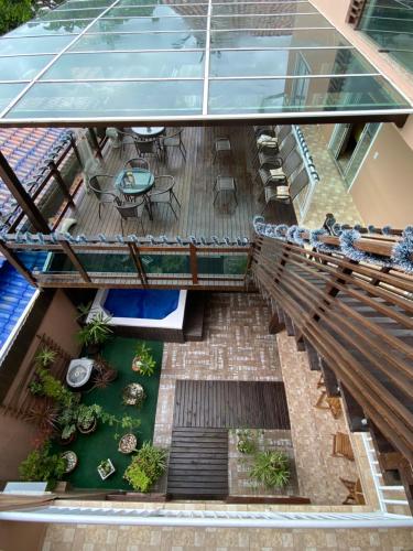 - une vue sur le plafond d'un bâtiment avec une terrasse dans l'établissement Coração Do Oceano Village & SPA, à Penha