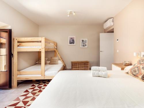 una camera con 2 letti e un letto a castello di Apartamentos Plaza Mayor 35 a Cáceres