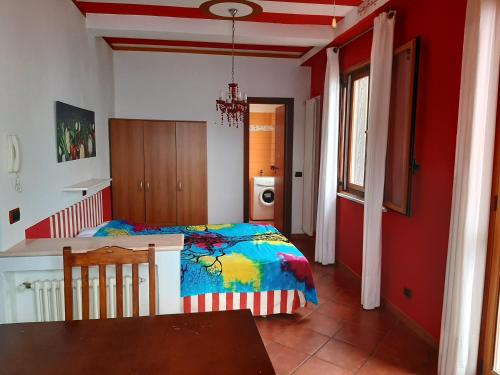 um quarto com uma cama e uma mesa em Villa Kalura D em Cefalù