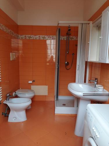 uma casa de banho com um WC, um lavatório e um chuveiro em Villa Kalura D em Cefalù