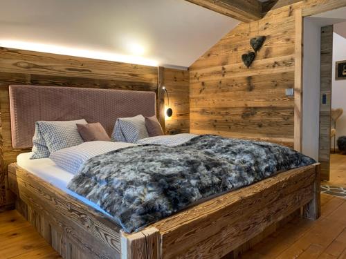 A bed or beds in a room at Chalet Apart Hansler
