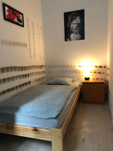 Un pat sau paturi într-o cameră la Nr 3