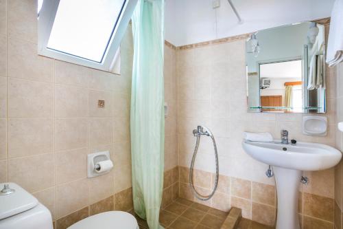 露哈塔的住宿－Saulas Studios，浴室配有盥洗盆、卫生间和淋浴。