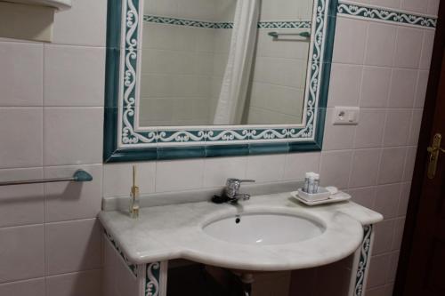 a bathroom with a sink and a mirror at Apartamento Bohemia in Villanueva de Arosa